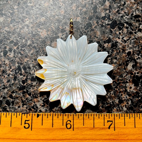 NWOT mother of Pearl w gold bail - Picture 1 of 4